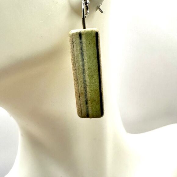 Green rectangular post drop earrings - Picture 7 of 8